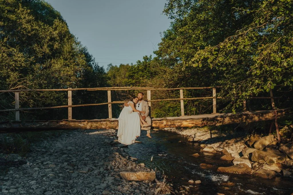 para młoda podczas sesji ślubne w golden hour